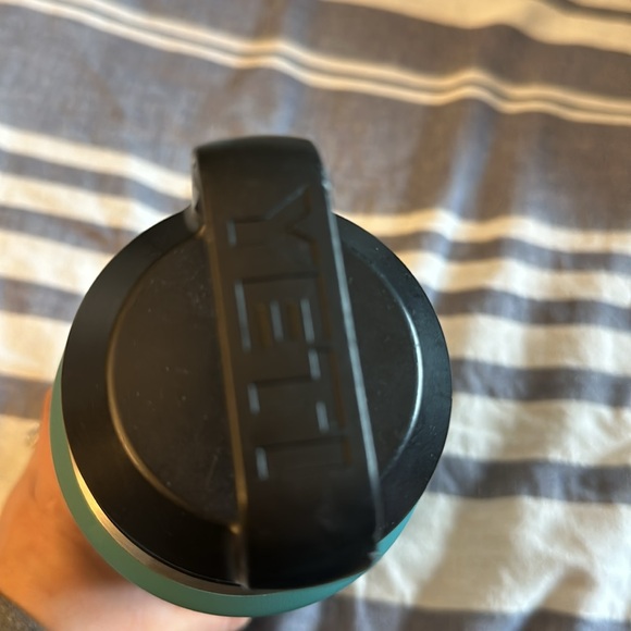 Yeti Large Water bottle - Picture 5 of 11